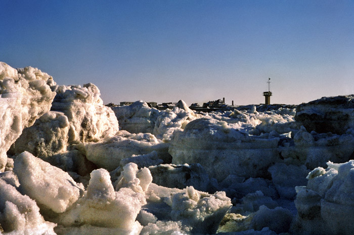Eisfeld westlich des Hauptstrandes