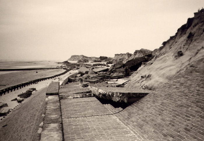 Zerst&ouml;rte Strandmauer