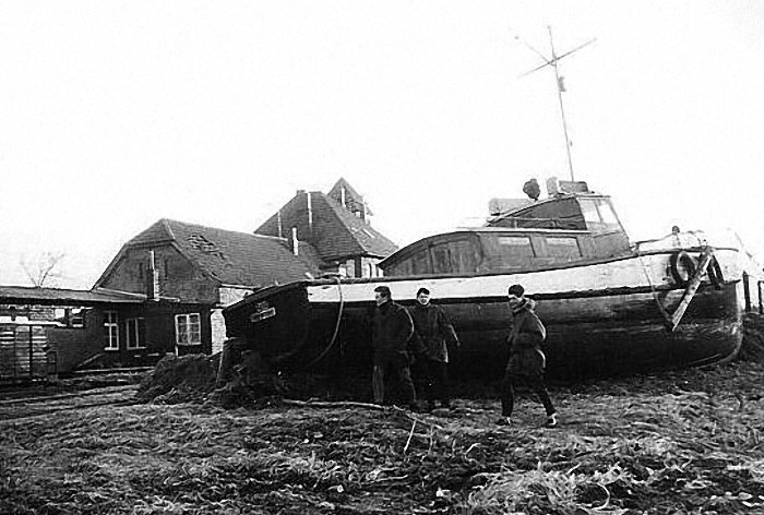 Die &raquo;Falke&laquo; vorm Bahnhof