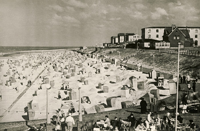 Blick von der Strandhalle auf den Hauptstrand