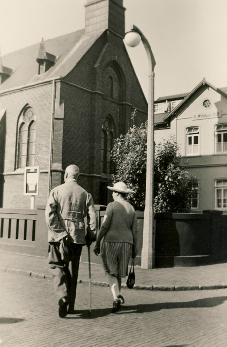 Spazierg&auml;nger vor der St. Willehad-Kirche