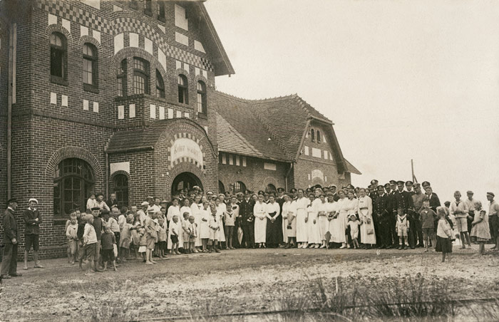 Gruppenfoto auf dem Bahnhofsvorplatz