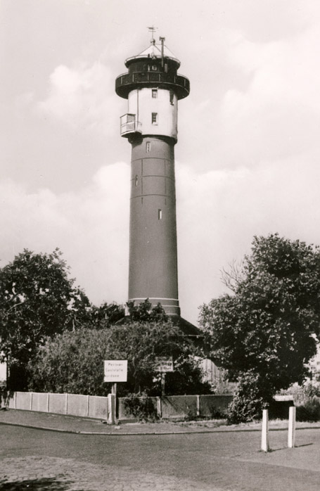 Alter Leuchtturm vom Bahnhofsvorplatz aus gesehen