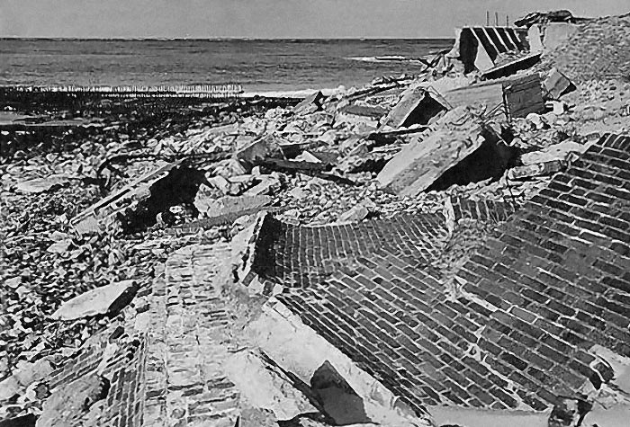 Strandmauer in Tr&uuml;mmern
