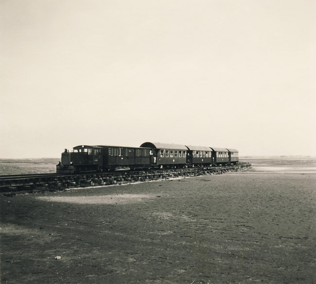 Inselbahn auf dem Weg zum Anleger