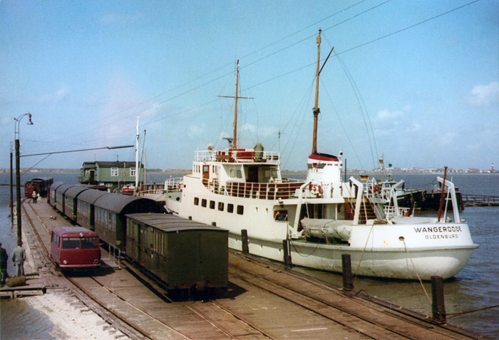 Westanleger mit Inselbahn und B&auml;derschiff