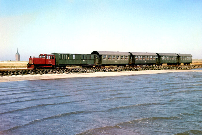 Inselbahn kurz vorm Anleger