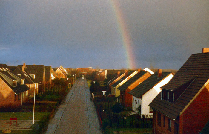 Regenbogen &uuml;ber der Dorfgroden-Stra&szlig;e