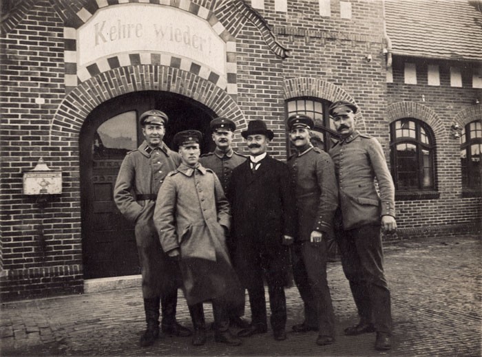 Soldaten am Bahnhof