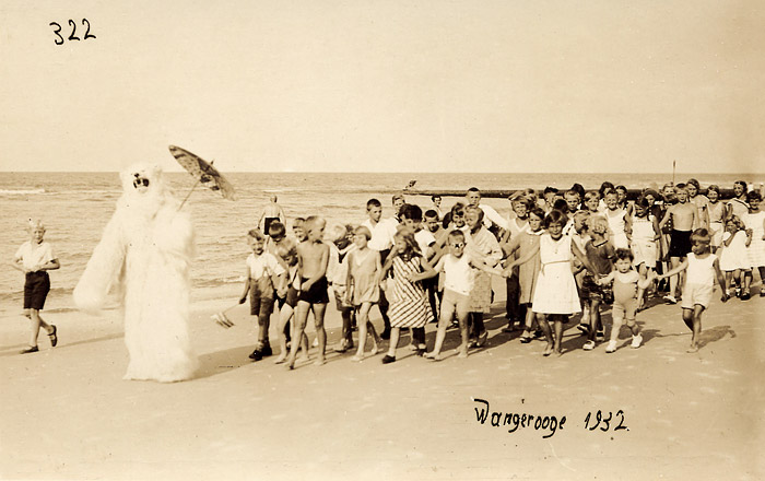 Kindergruppe mit Eisb&auml;r