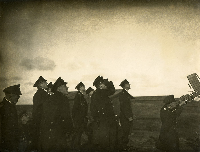 Marinesoldaten der K&uuml;stenartillerie am MG