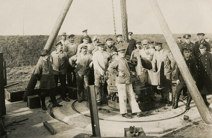 Marinesoldaten der K&uuml;stenartillerie am Gesch&uuml;tz