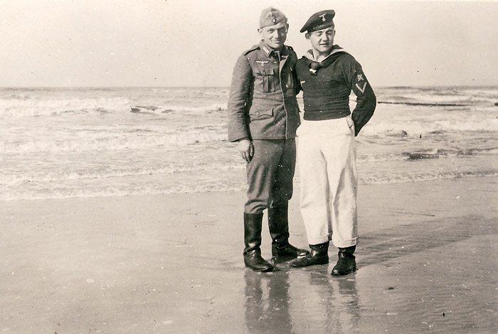 Wehrmachtssoldaten am Strand