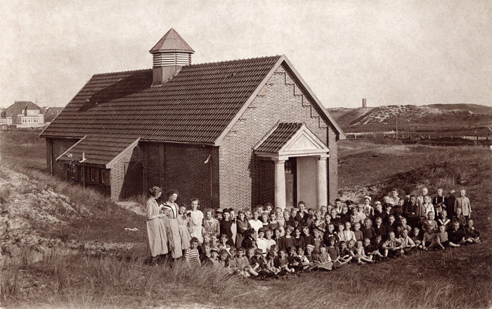 Gruppenfoto vor der D&uuml;nenhalle
