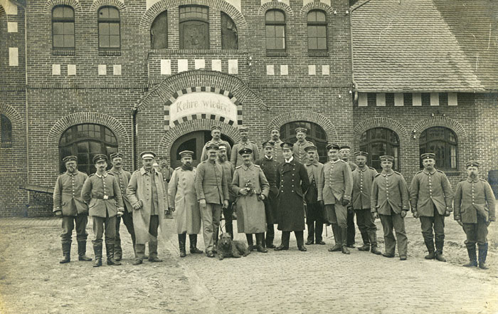 Soldaten auf dem Bahnhofsvorplatz