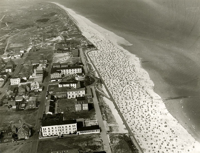 Luftbild vom Dorf und vom Hauptstrand