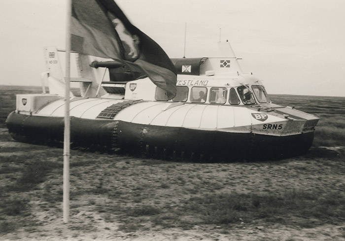 Luftkissenboot in den Salzwiesen
