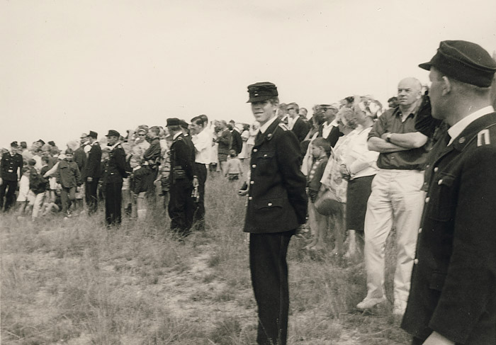 Schaulustige beim Bestaunen des Luftkissenbootes