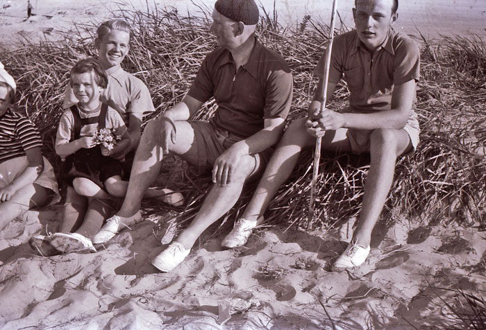 Urlauberfamilie in den D&uuml;nen