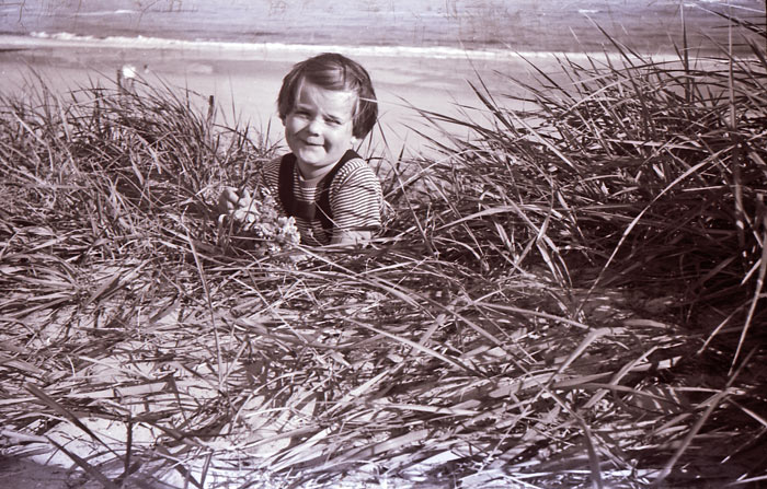 Kind im D&uuml;nengras