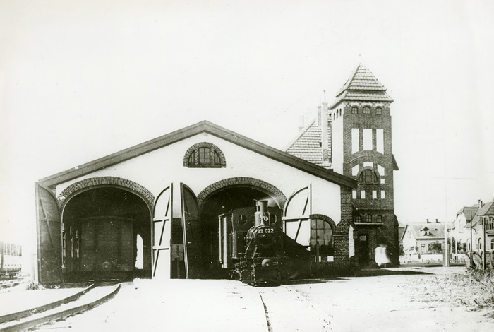 Bahnhof mit Bahnsteighalle und Lok 99&nbsp;022