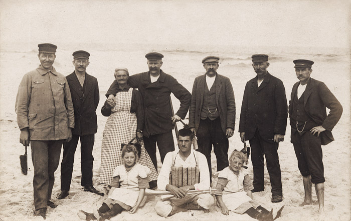 Personengruppe mit Rettungsschwimmer