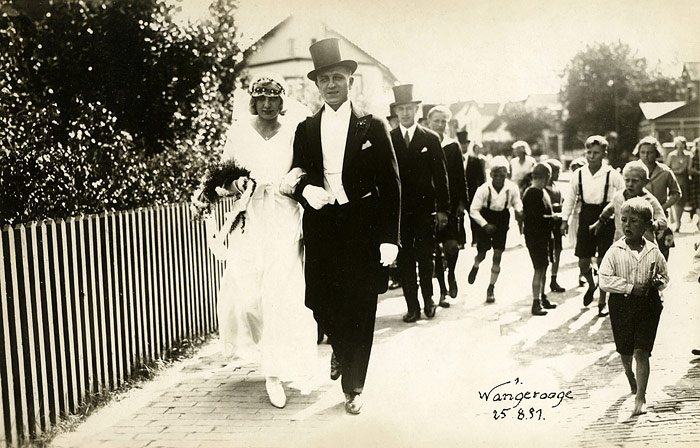 Hochzeitsgesellschaft in der Zedeliusstra&szlig;e