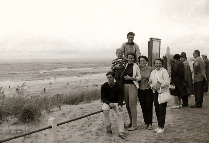 Familienfoto auf der Promenade