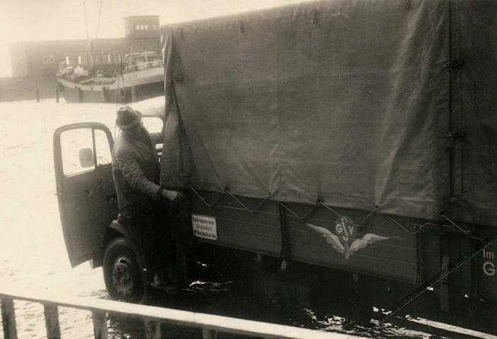 Lkw am &uuml;berfluteten Hafen Harlesiel