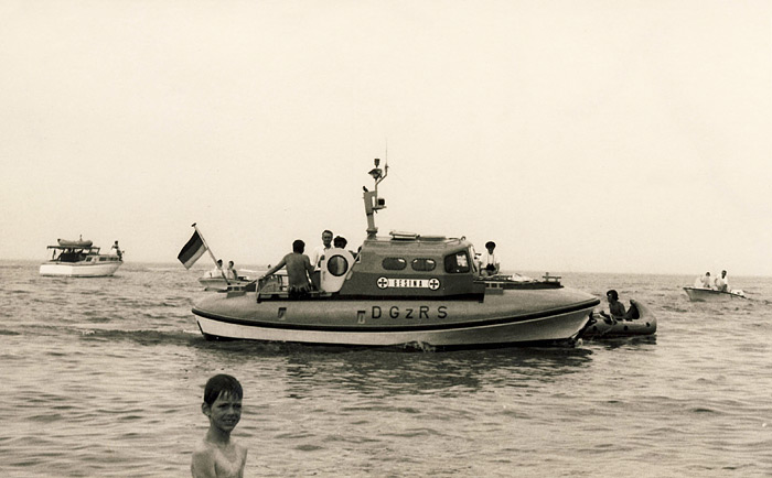 Seenotrettungsboot Gesina am Strand