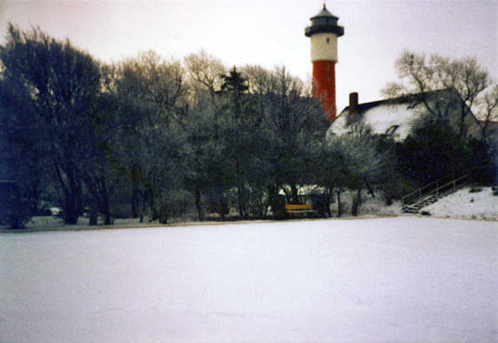 Verschneiter Dorfplatz